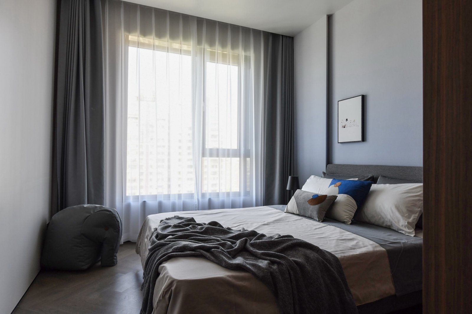 侧卧配色简单，白色背景墙与灰色床头相点缀，彰显居住者高雅的品位。