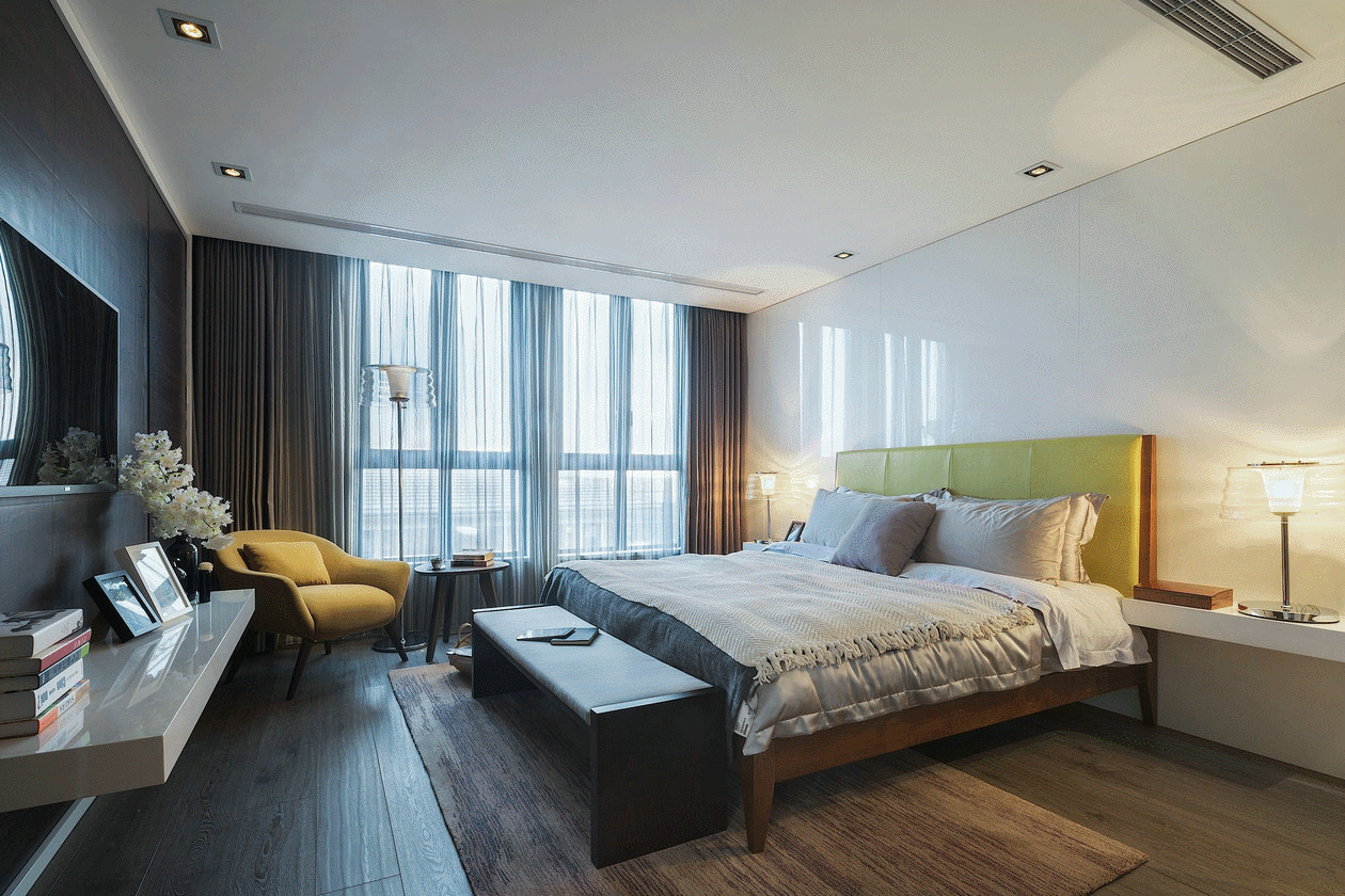 白色烤漆材质的背景强化了主卧空间的明亮感，浅色系床品搭配浅绿色床头，整个空间时尚而舒适。