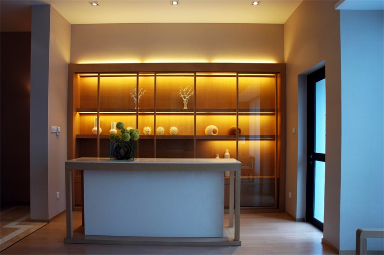 利用客厅角落打造展示柜，并内藏灯带，使空间更加美观大气。