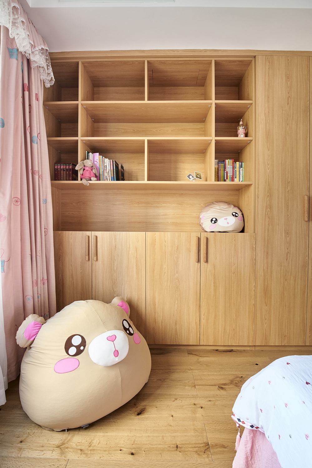 原木色系的家具、极简的白墙、粉色窗帘和床品，日式的清新感跃然于眼前。