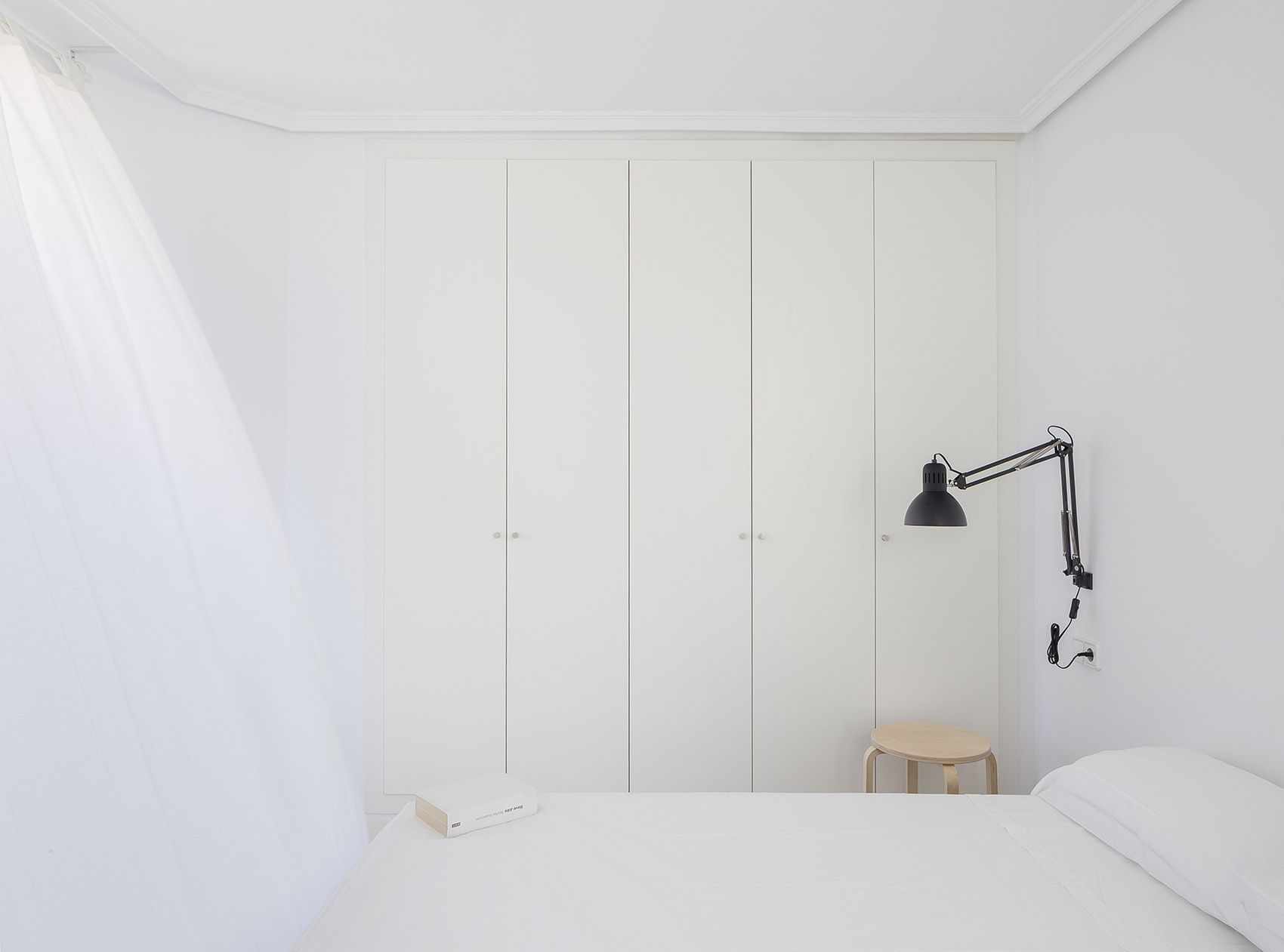 主卧延续白色的基调，无吊顶设计以及嵌入式衣柜，让空间干净而舒适，使空间看上去更大。