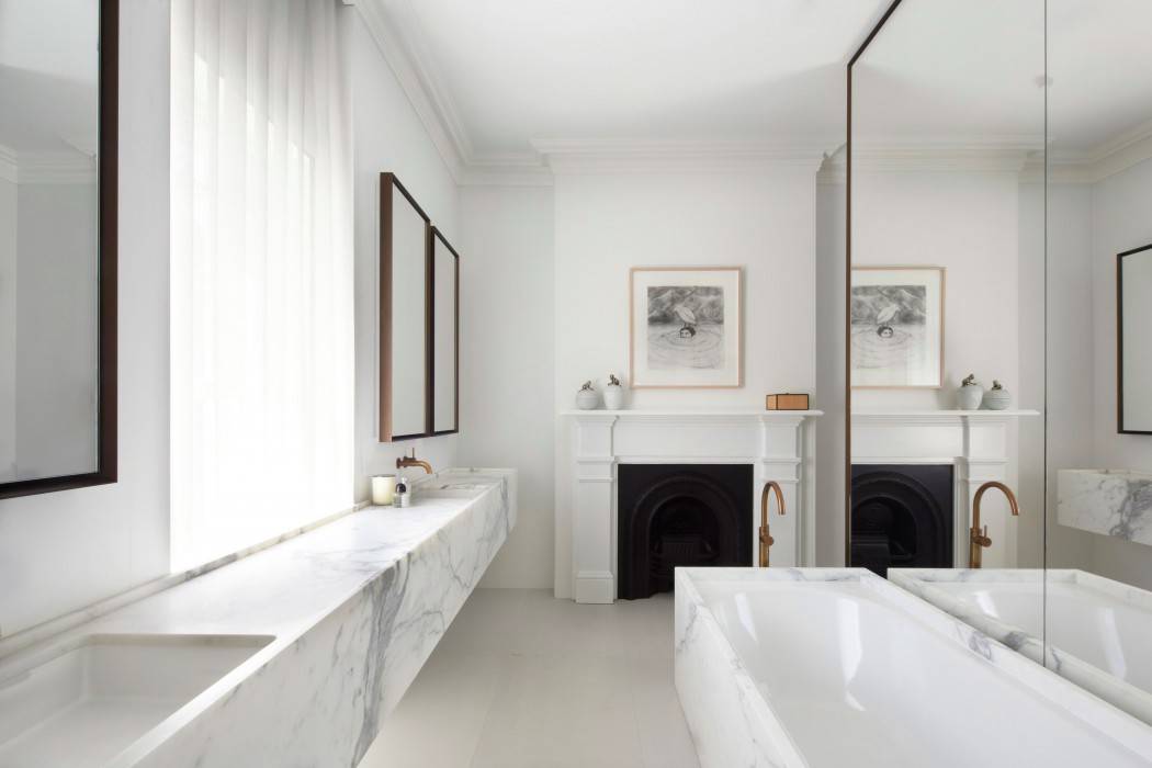 卫生间墙面选择用白色为背景，壁炉设计提升格调，营造一种温馨浪漫的轻奢氛围。