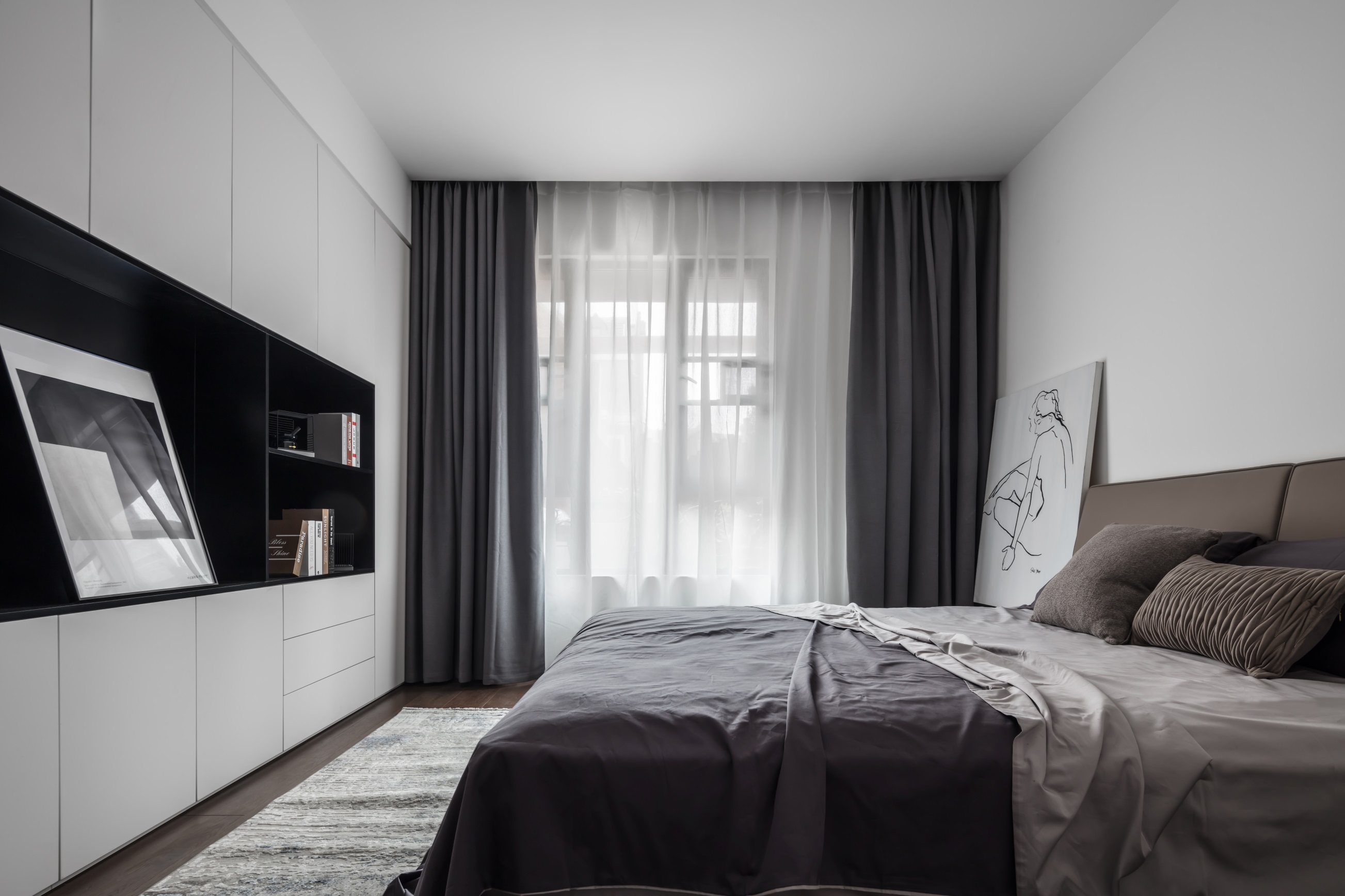 侧卧沿用简约基调，凸显空间主人的个性，色彩搭配比较简洁，家具主要以功能性为主。