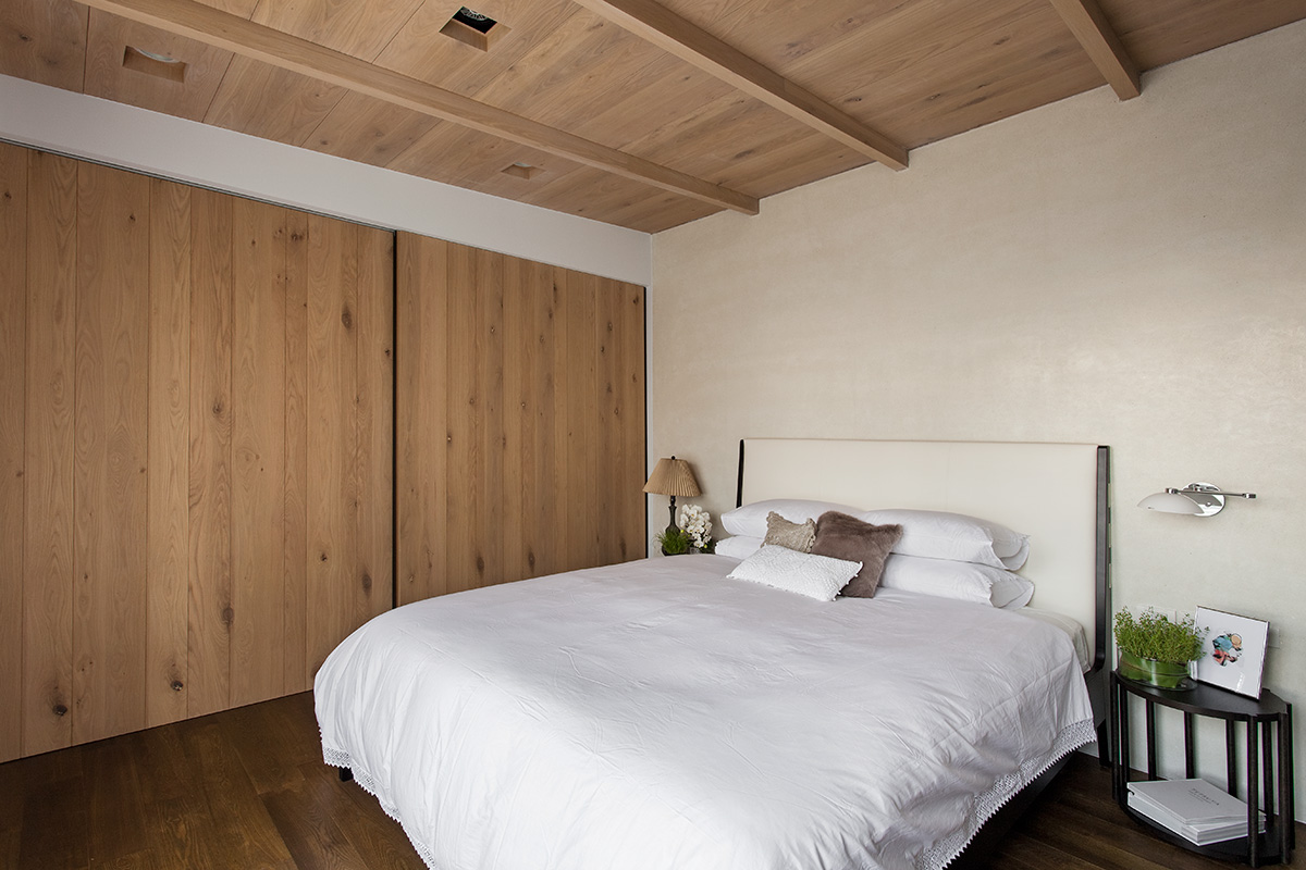 米色与木色相搭配的背景环境中，白色床品显得优雅大气，给人温馨的感觉。