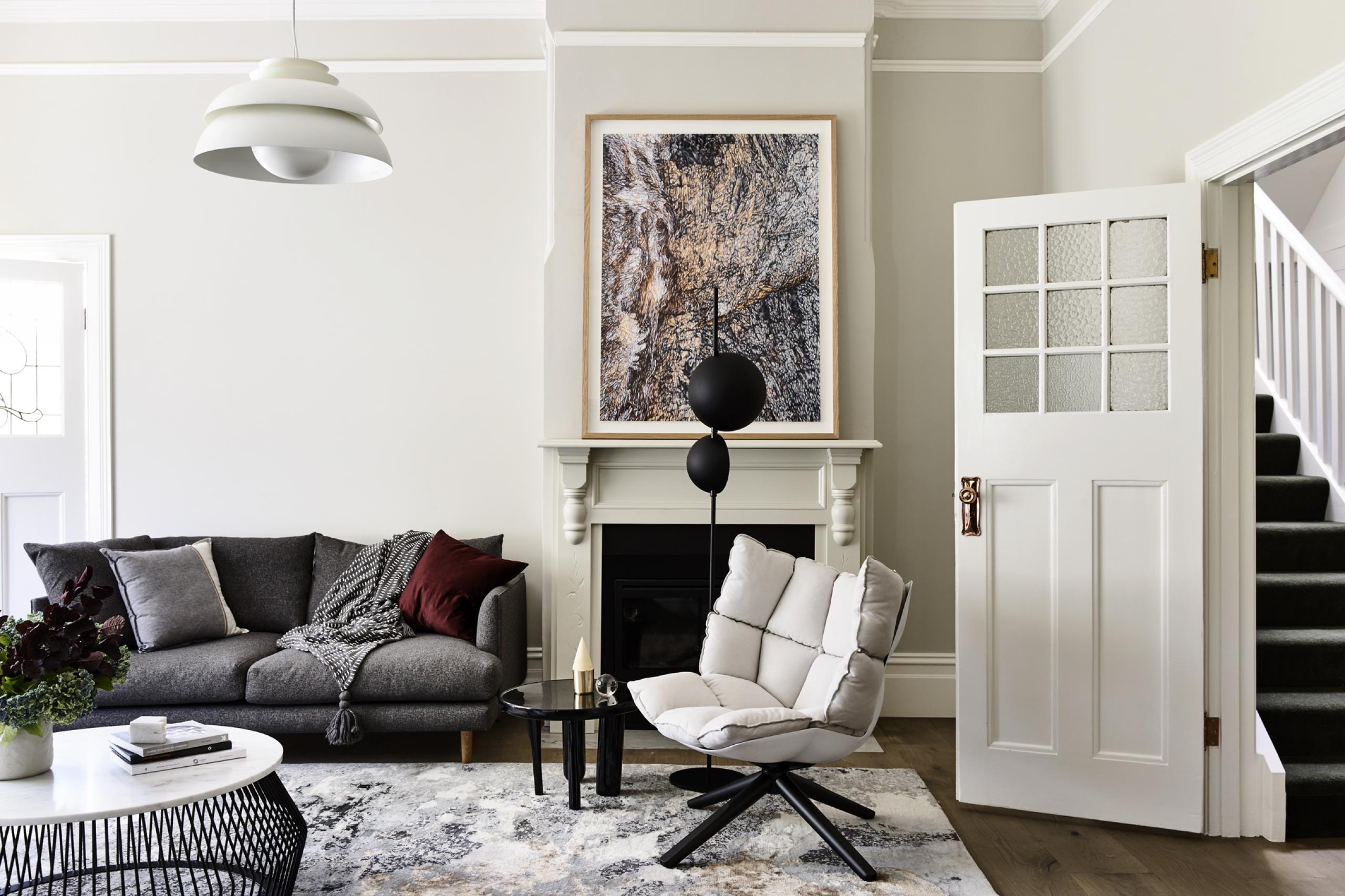 客厅配色雅致，天然细腻的灰色沙发，在光影映照下透出时尚的美感。