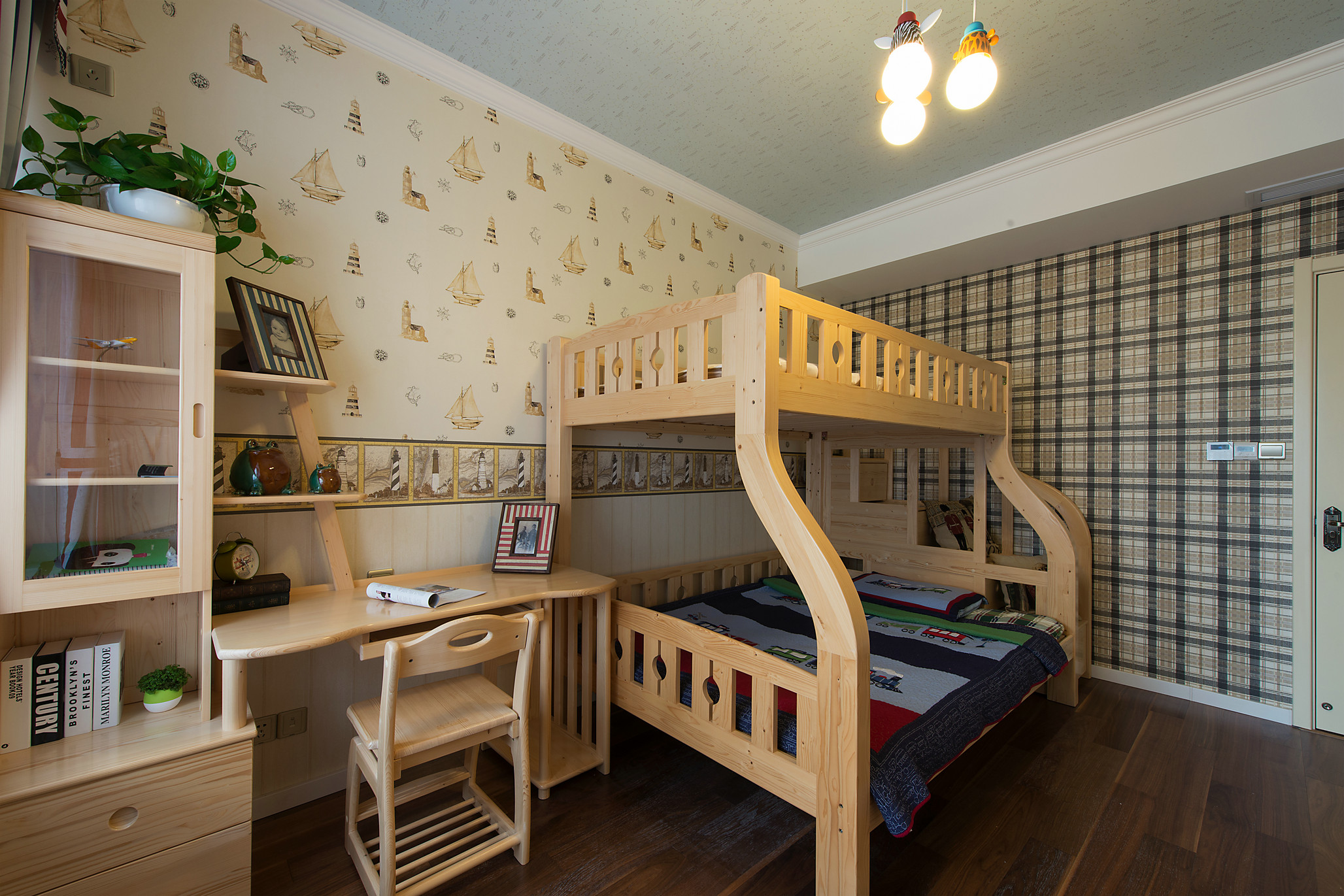 儿童房光线好，增设木质一体柜和木质高低床后， 营造出通透清爽的空间效果。