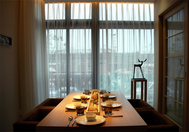 落地窗为餐厅带来了温馨的气息，顶层射灯温和细腻，为空间渲染出温馨的氛围。