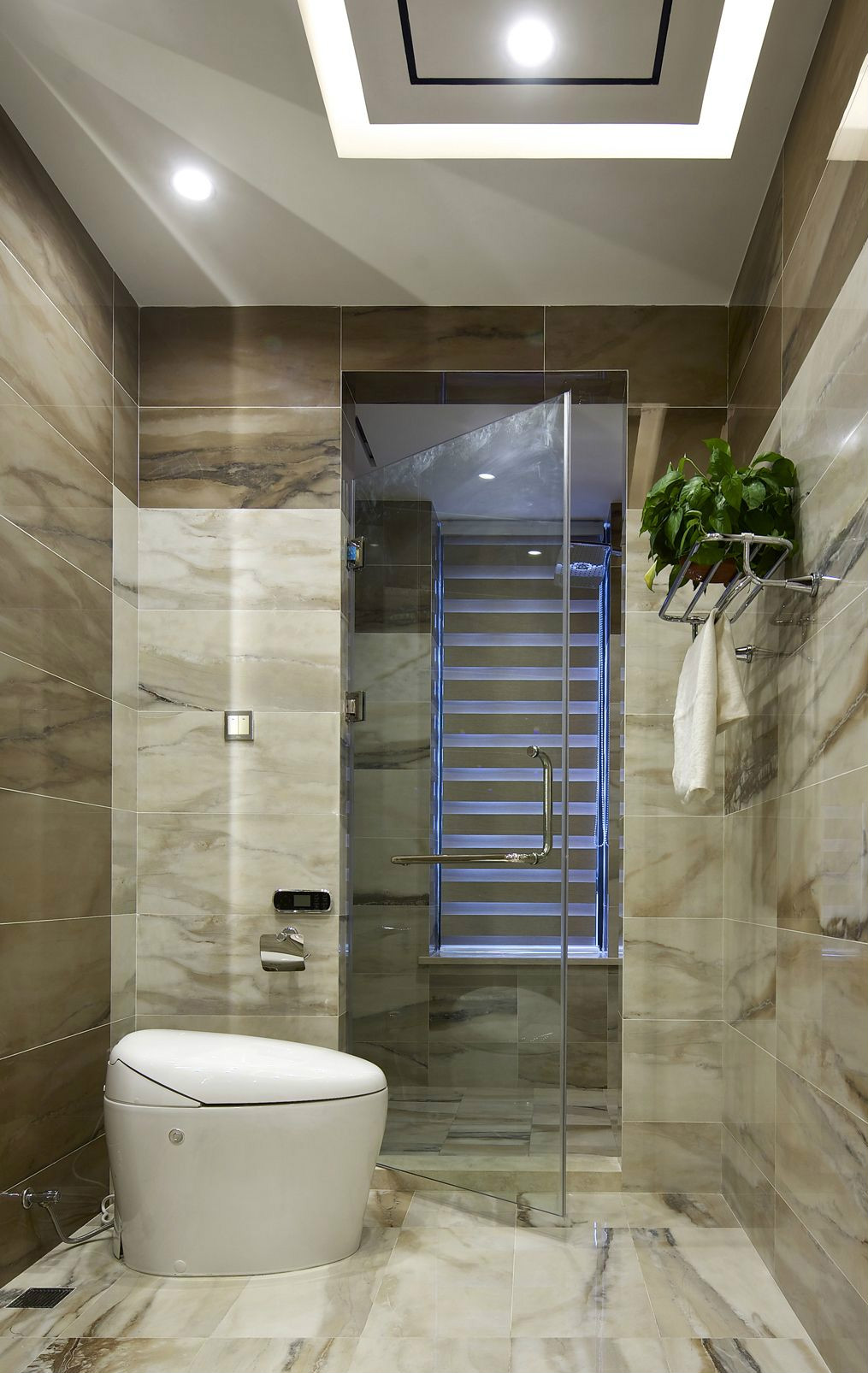 卫生间整体美观实用，空间采用了干湿分离设计，方便主人日常打扫。