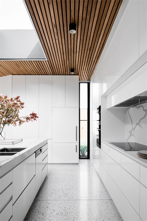 白色橱柜加强了厨房空间的一体式美感，造型塑造出利落感，保持了视觉上的干净不拖沓。