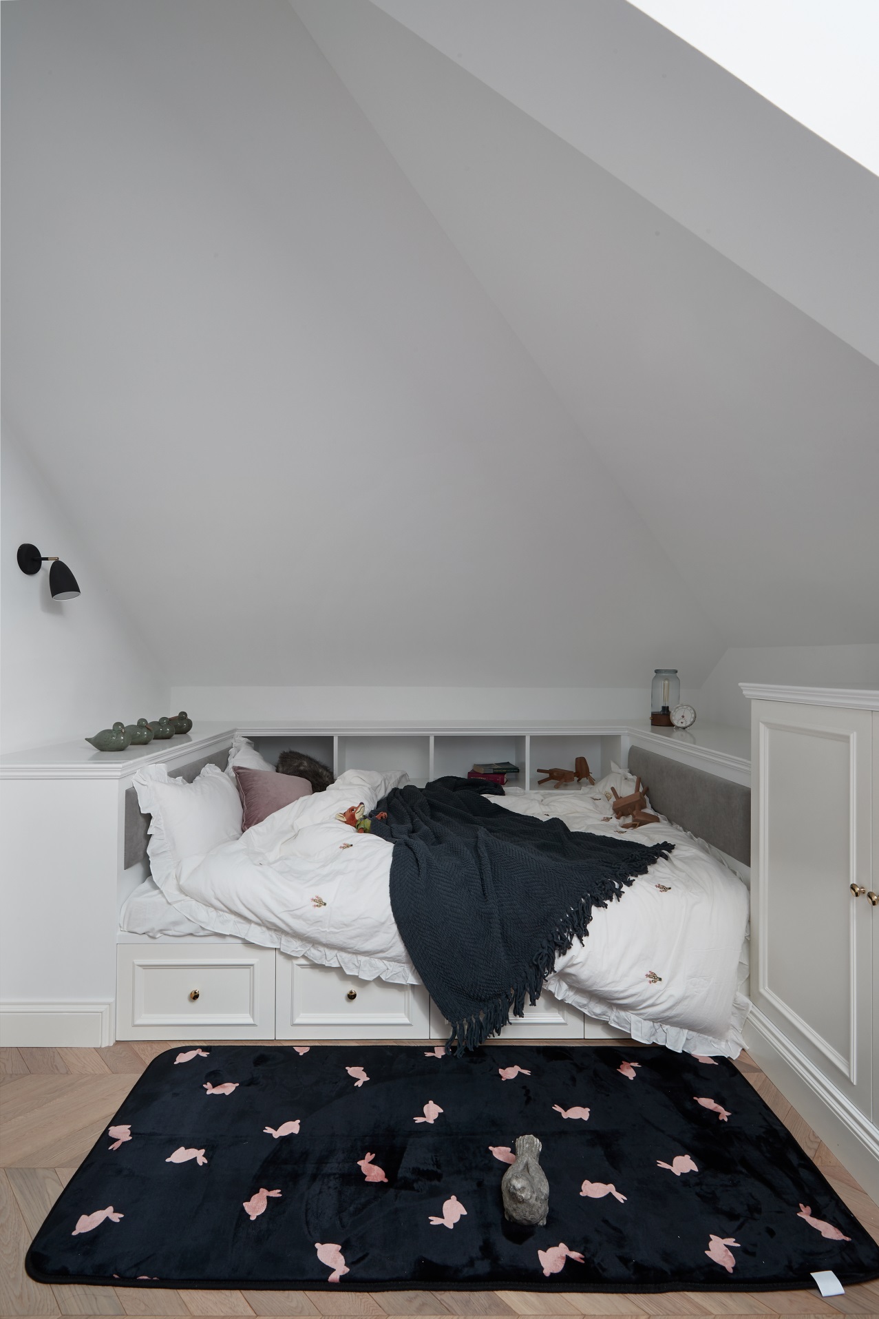 女儿房采用了榻榻米做床架，并在底部设计了收纳柜，塑造出多维的层次感。