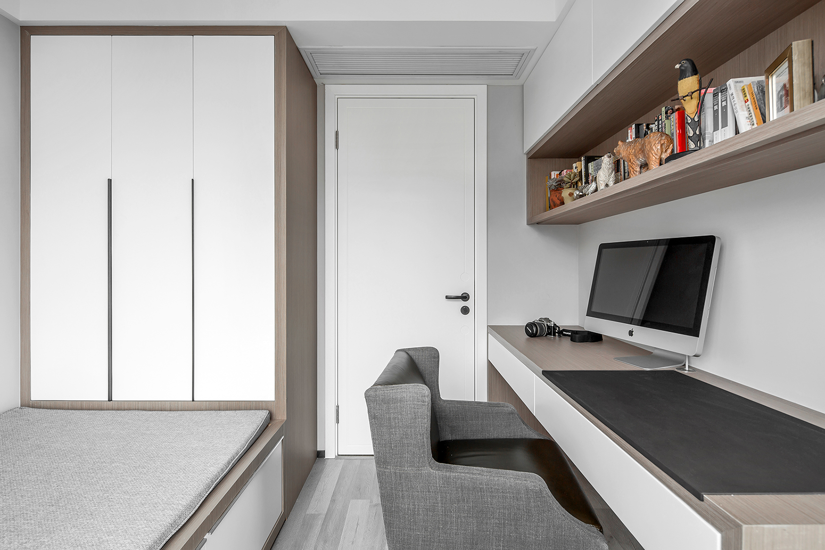 客房整体家具采用原木色与白色搭配，榻榻米衣柜定制化设计，提高了空间利用率。