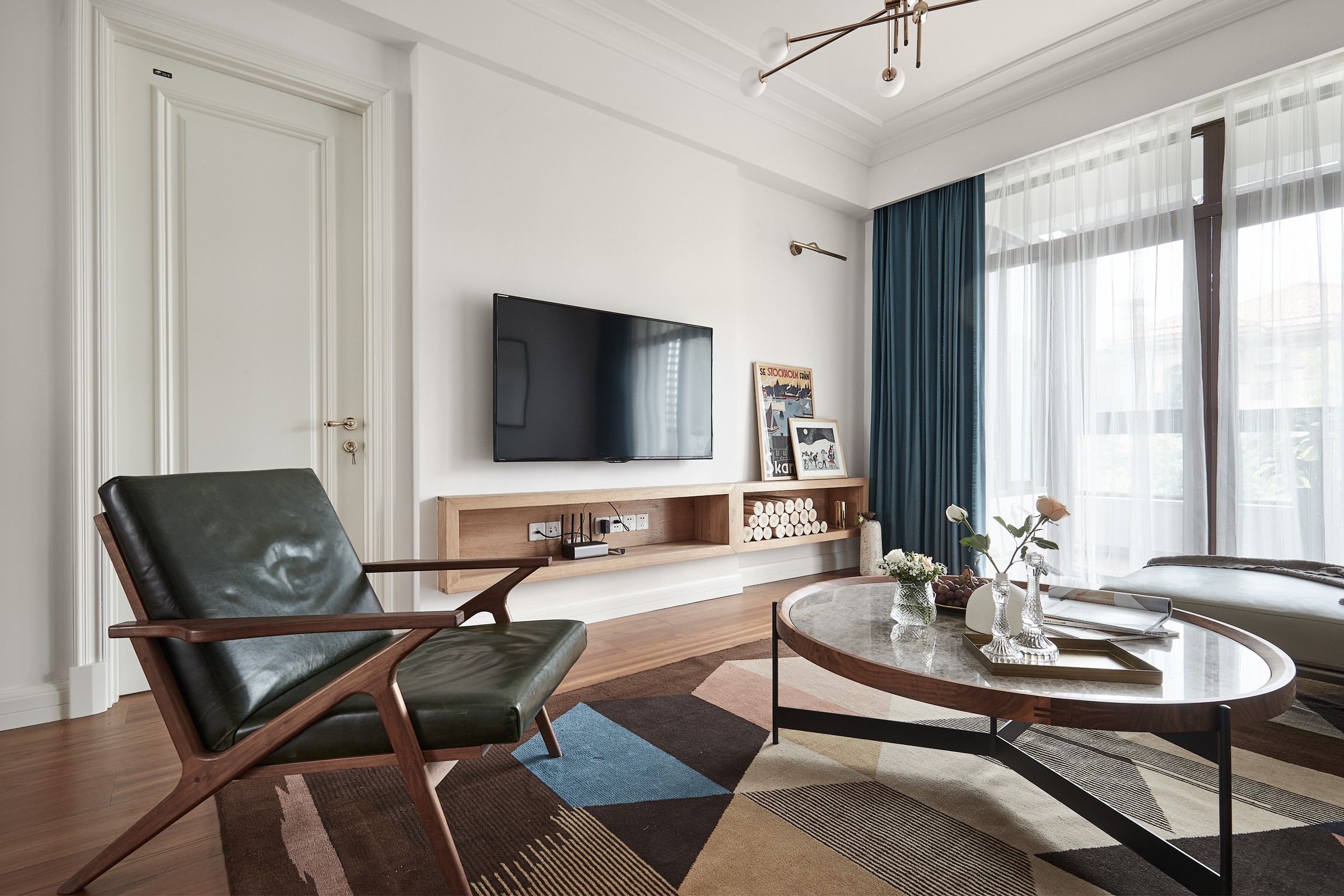 客厅冷暖色调相互糅合，让人百看不腻，电视机背景墙设计简单，木色勾勒自然清新。