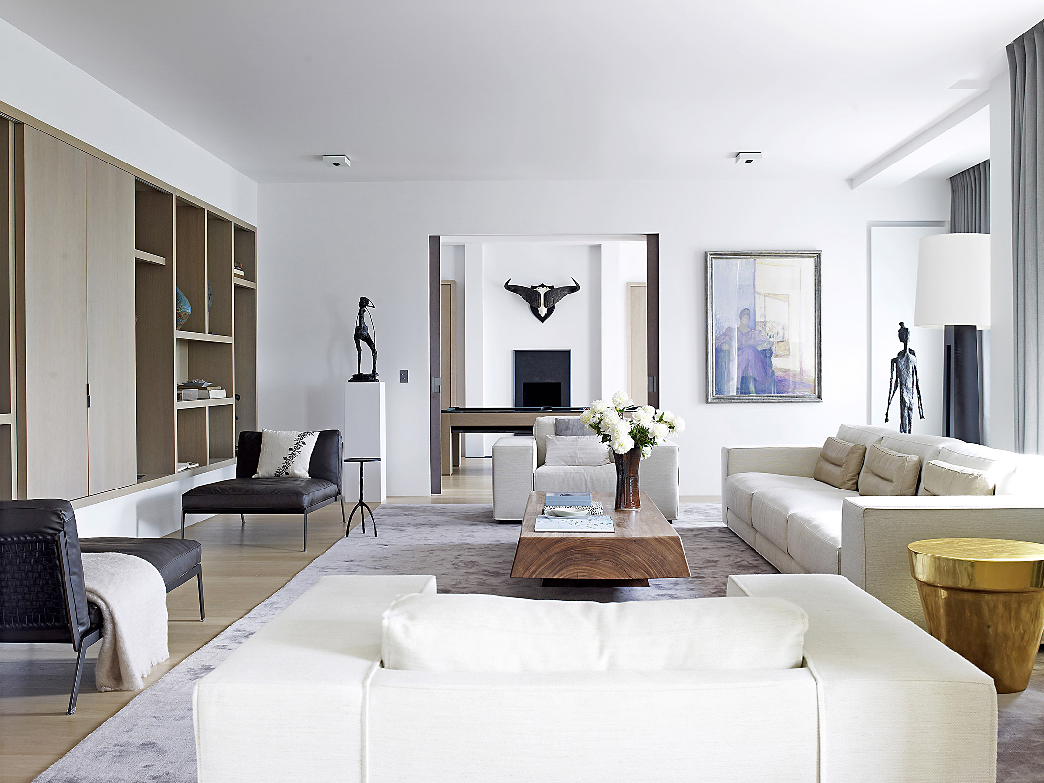 客厅空间布局注重秩序感，白色布艺沙发搭配实木茶几，空间平静和美好。