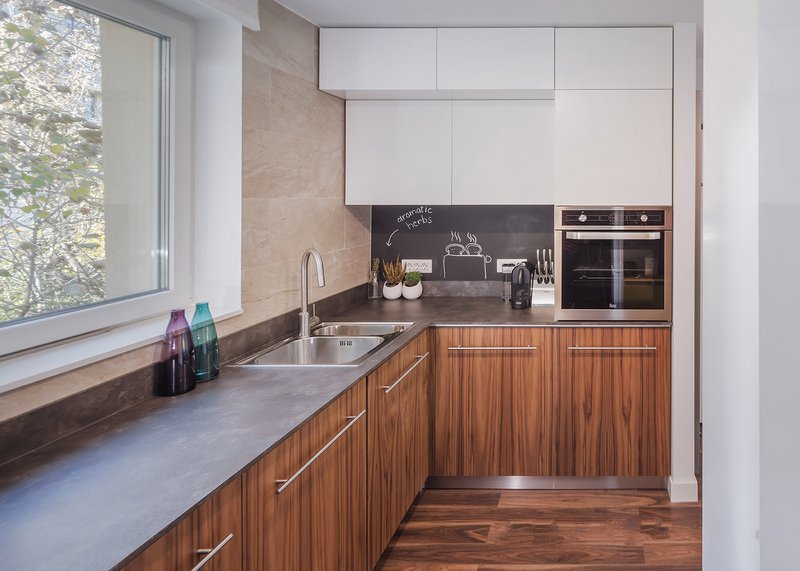 木质调的厨房看起来很舒适，空间动线规划流畅，使用起来非常方便。
