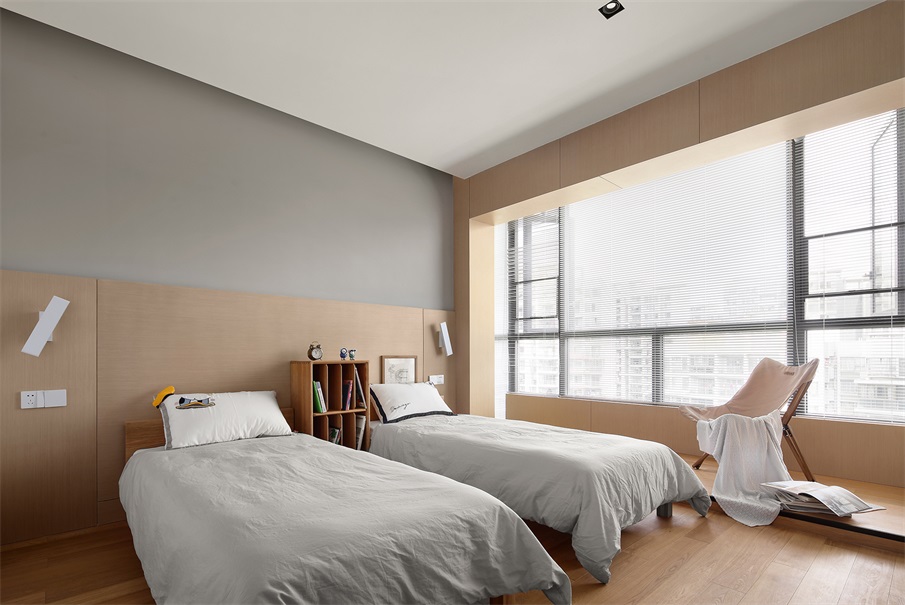 灰色背景结合木质元素的装饰，让次卧空间显得非常有设计感，艺术观感强。