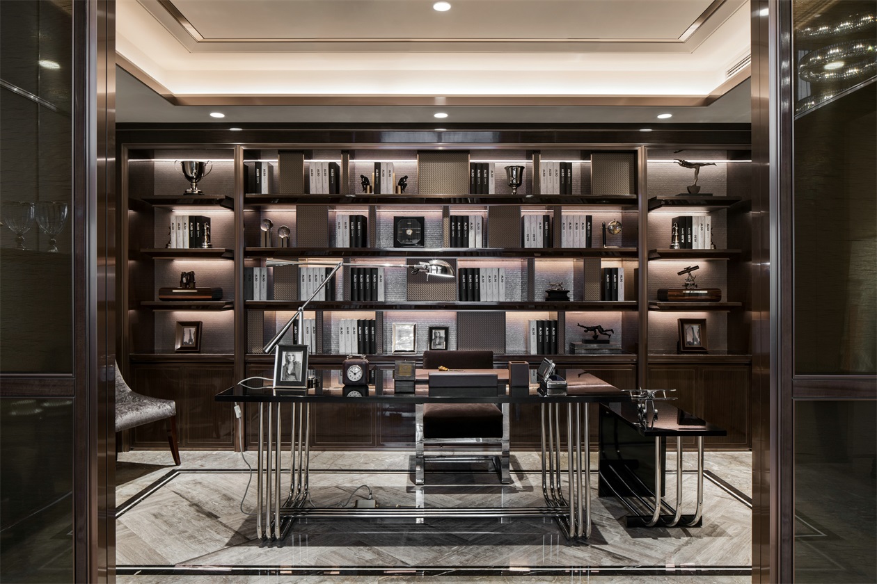 书房以褐色调为主基调，为空间带来了简约沉稳的气息，局部设计灯带，精致感十足。