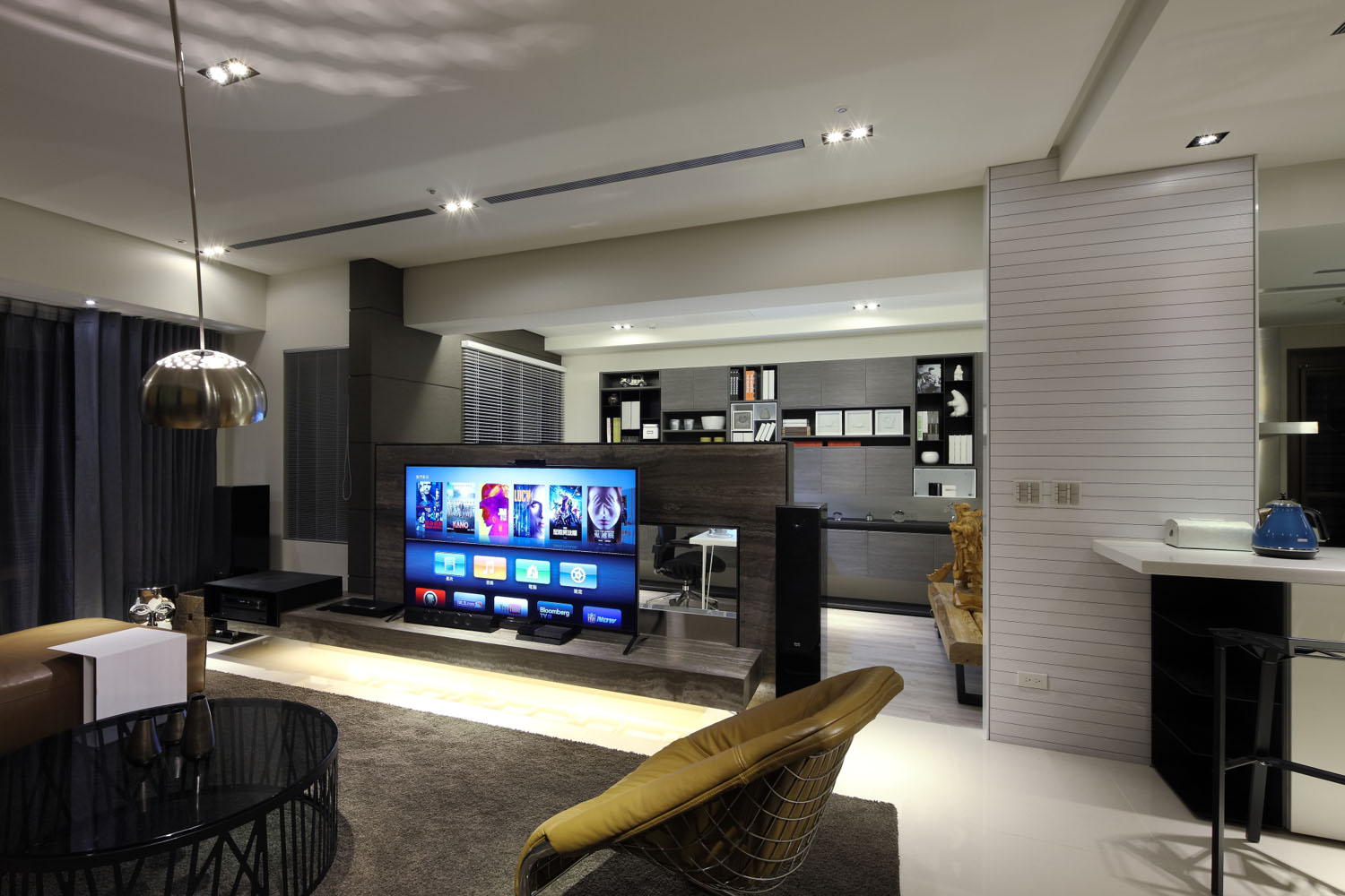 电视墙选用半隔断设计，配以家庭影音设备，为空间增添了科技感。