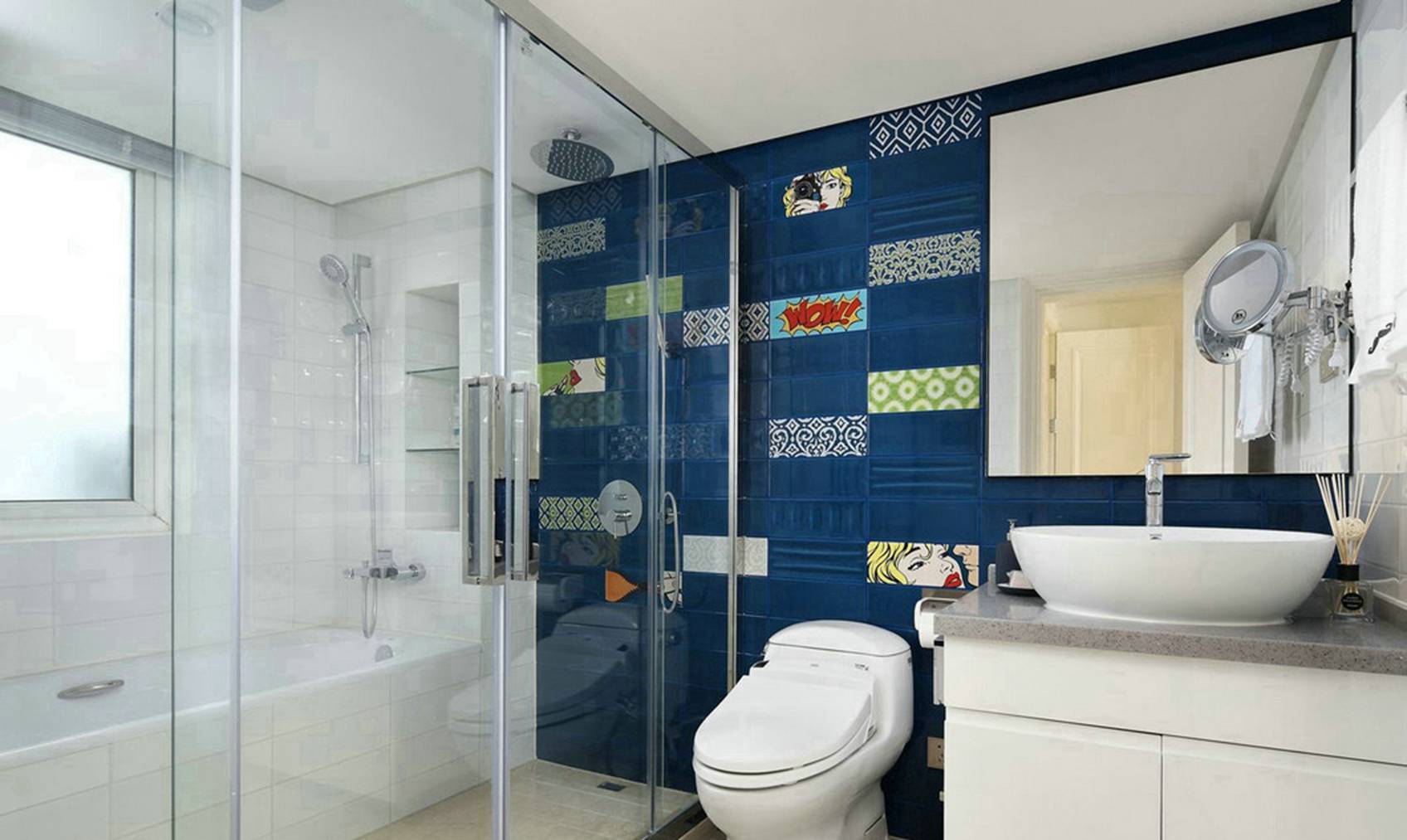 卫生间大面积使用蓝色瓷砖铺贴，整体看上去很开阔，干湿分离设计很完整。