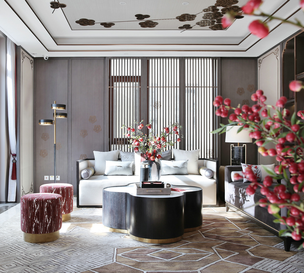 客厅以古朴的中式风情铺陈，素灰色背景搭配白色沙发，使得空间充满了儒雅的中式格调。