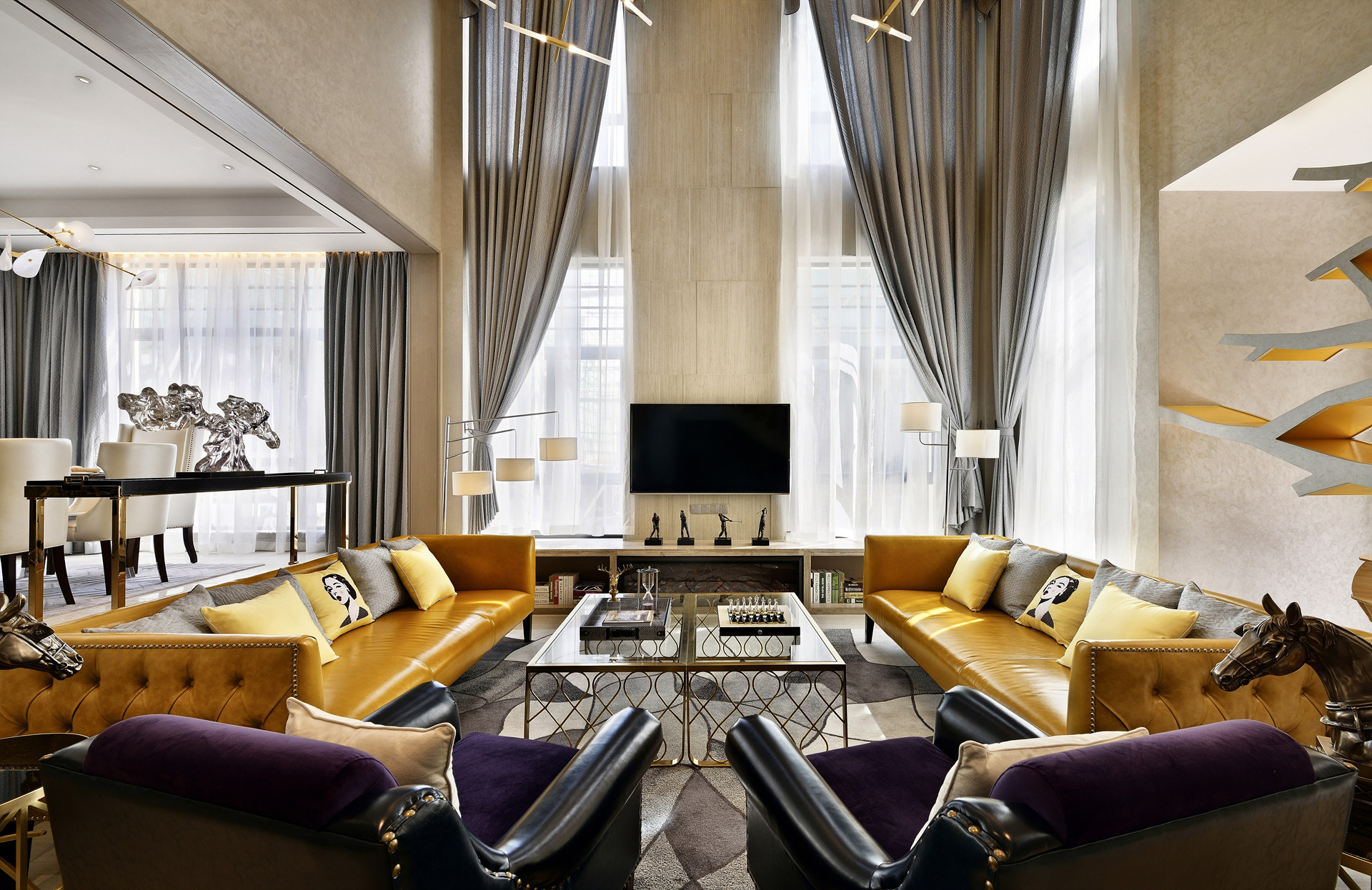 客厅的设计色彩比较丰富，橘色皮质沙发成为空间焦点，表现出轻奢时尚的氛围特点。