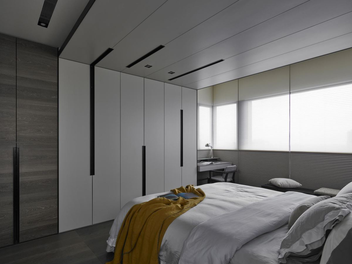 侧卧设计简单，顶面与衣柜门造型一致，景色自成一体，使空间显得平静稳重。