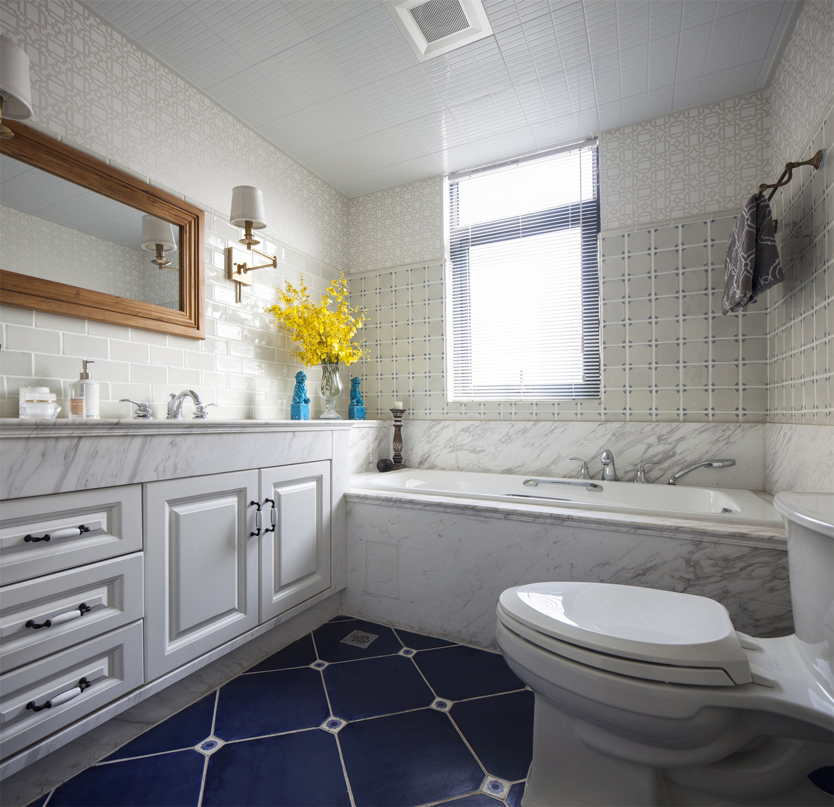 卫生间以白色为基调，动线设计明朗清晰，洗手台雅致大气，功能性强。