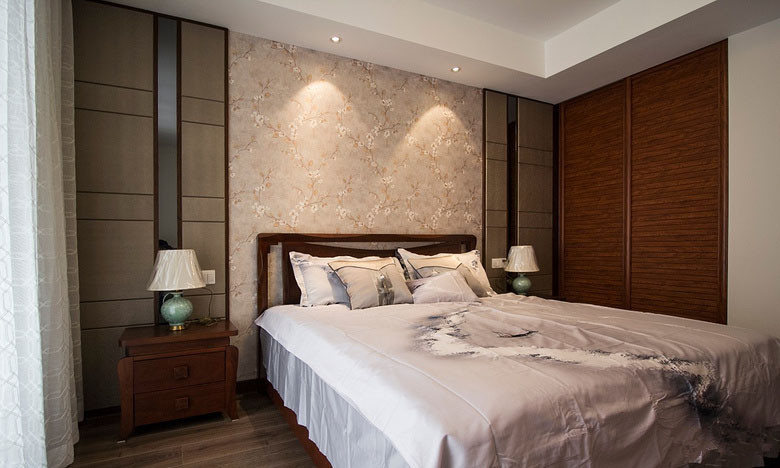 主卧设计简单又不失现代的典雅韵味，床头以对称布局，增添了温馨的气息。