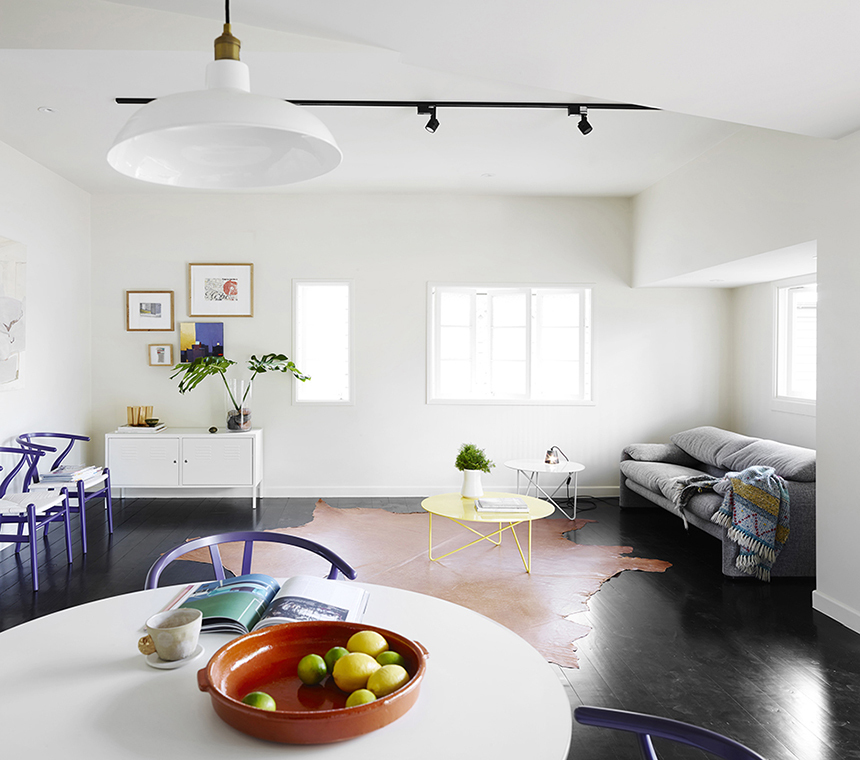 一从入便能感受到客厅空间的明亮与整洁，跳色软装强化了舒适感。