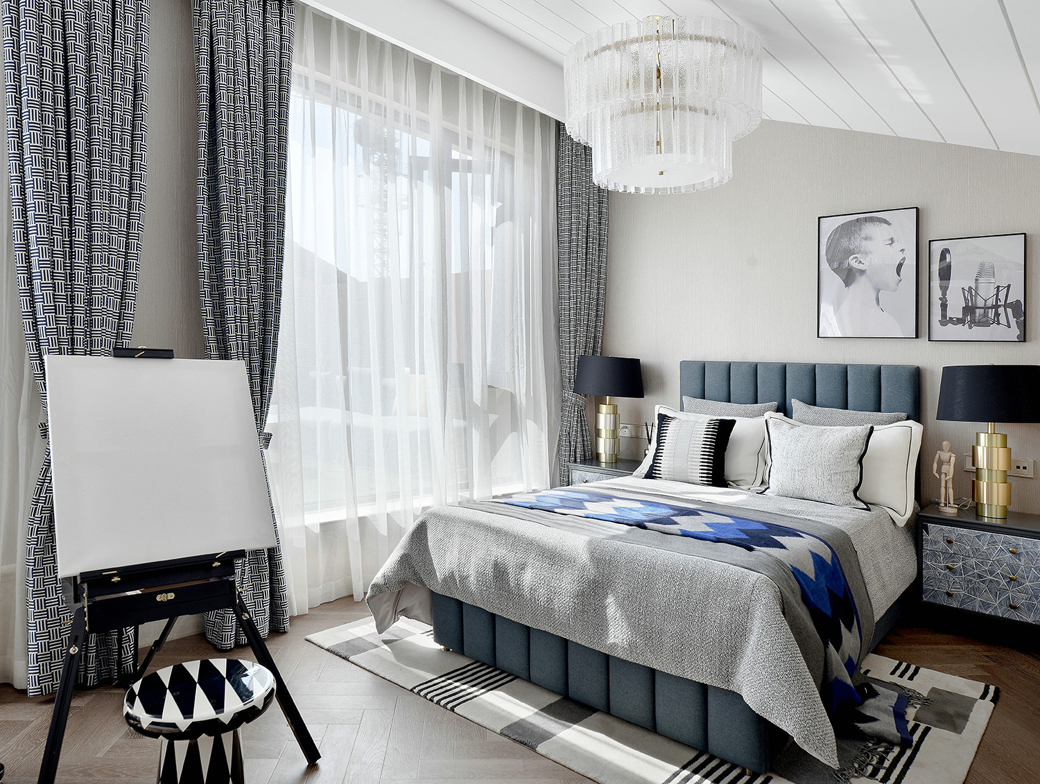 男孩房设计简约干练，净色墙面搭配蓝色床头，展现出平和的休息氛围。