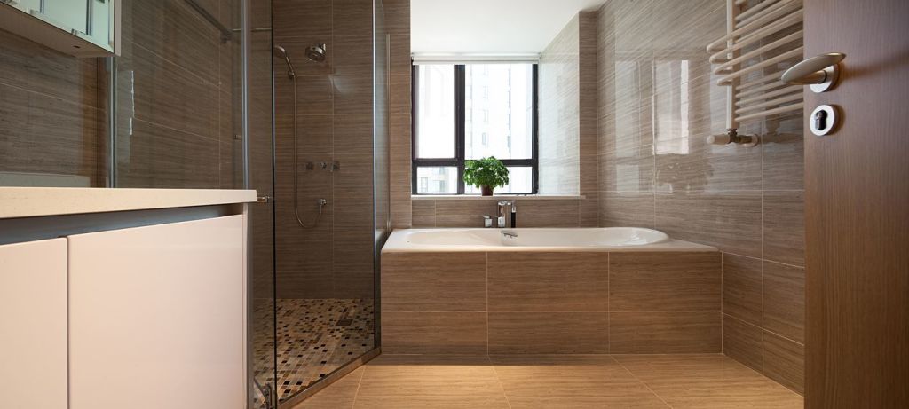 卫浴空间使用米色为主题色调，局部采用了玻璃进行干湿分离，温婉大气。