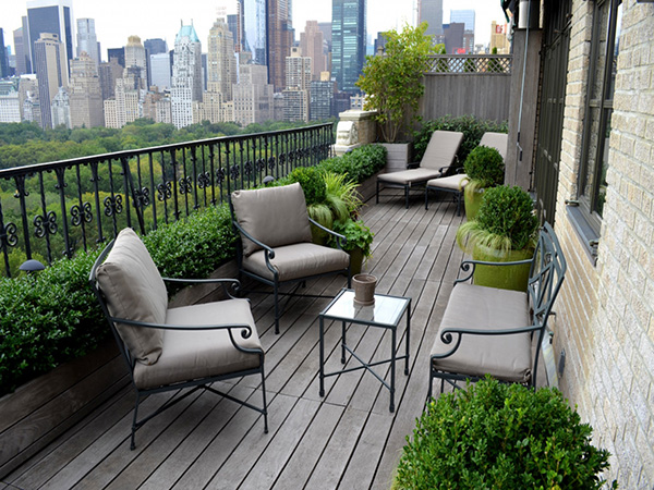 阳台方面，设计师放置了休闲椅，并使用了很多绿植点缀，营造出休闲舒适生活氛围。
