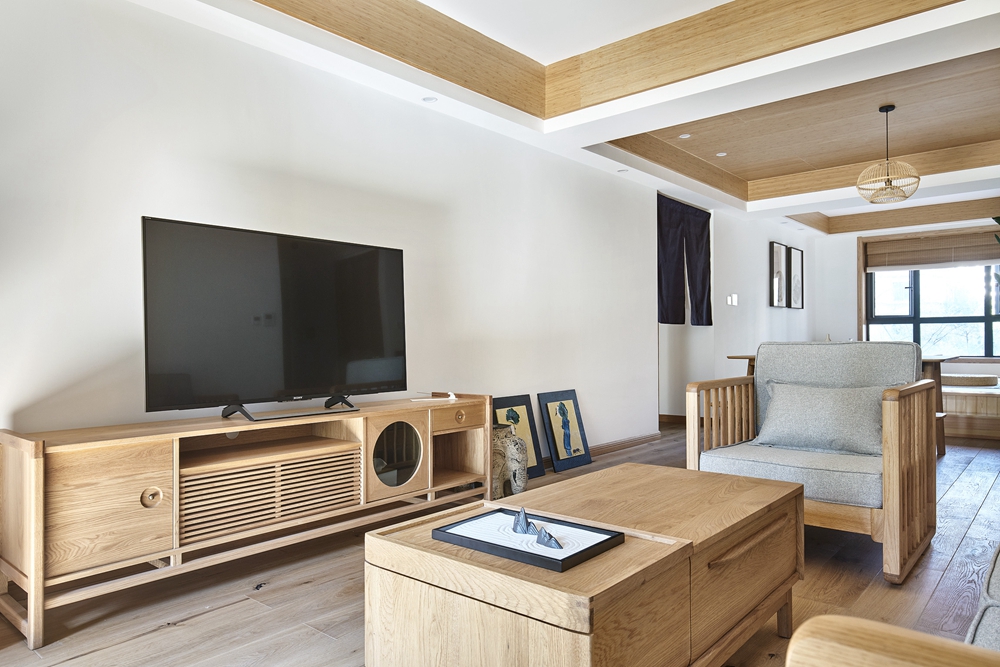 电视机背景墙设计简约，地柜收纳功能强大，打造出清爽舒适，不失趣味的客厅空间。