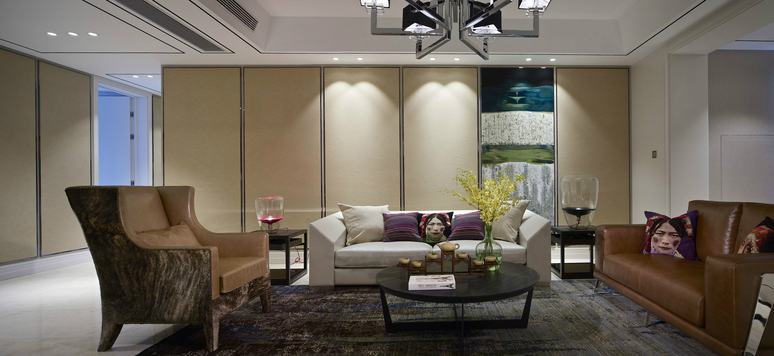 客厅的设计可谓典雅静谧，美式家具搭配简易大方的背景墙，彰显美式风情。