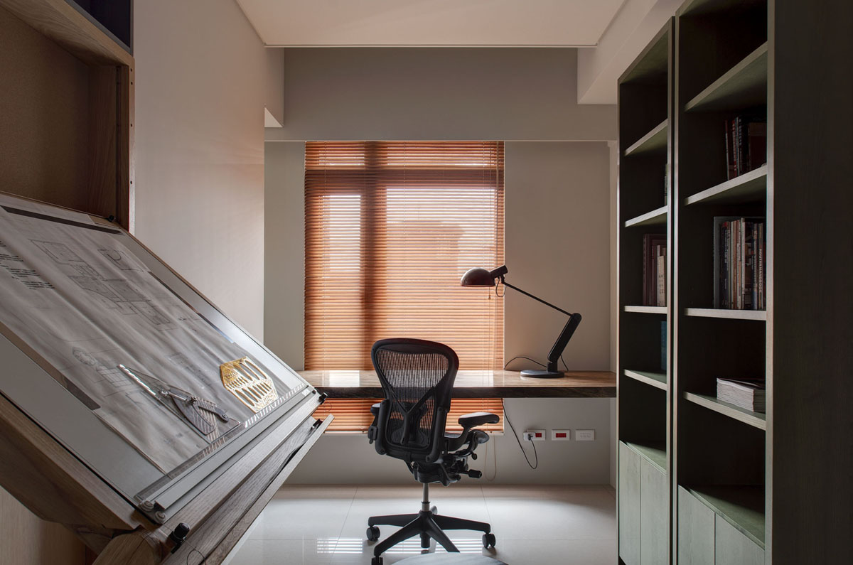 书房动线设计合理，临窗布置写字桌，一侧打造书柜，坐在这里办公自然惬意。