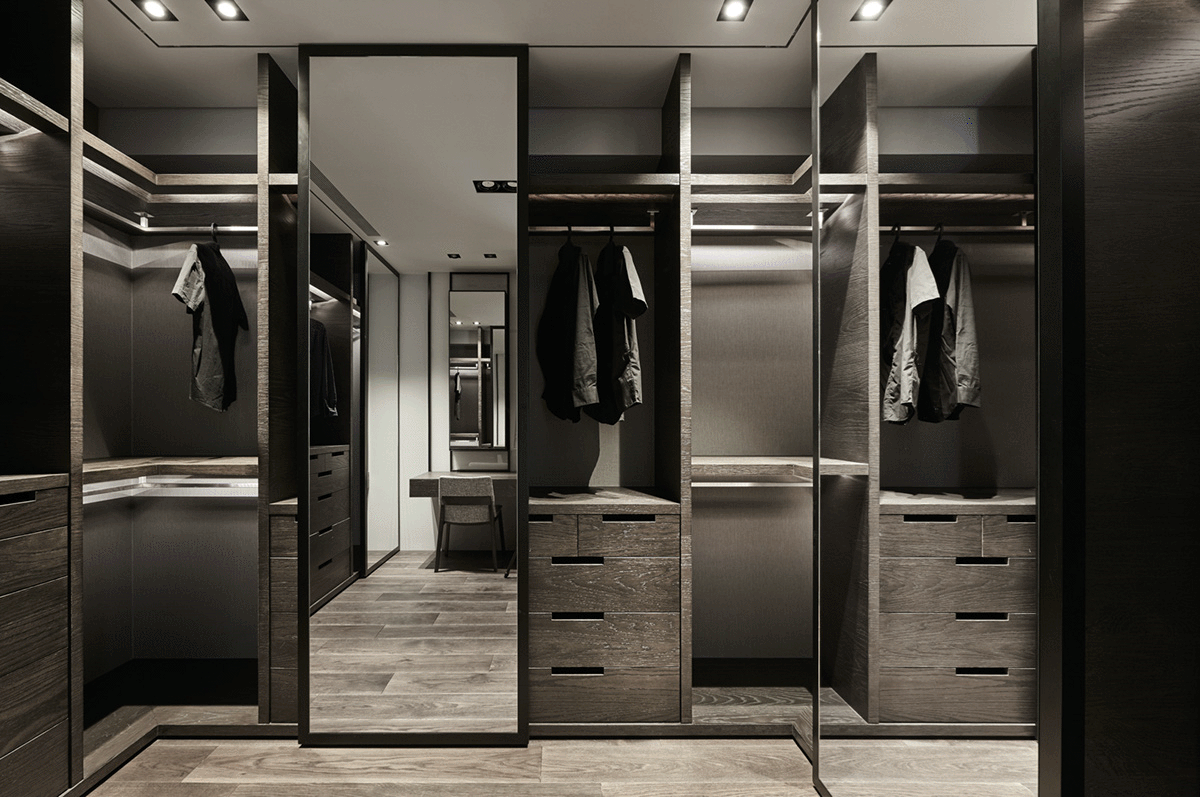深木色衣柜让人舒适安逸，展现出业主对品质生活的追求，整体品质感强。 