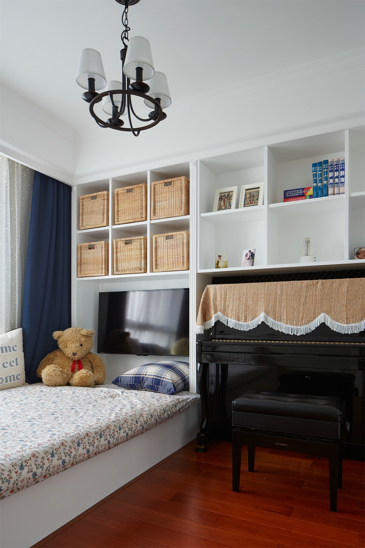 儿童房沿用地台床打造，并采用收纳柜一体式的打造方式，提升了空间的整体性。