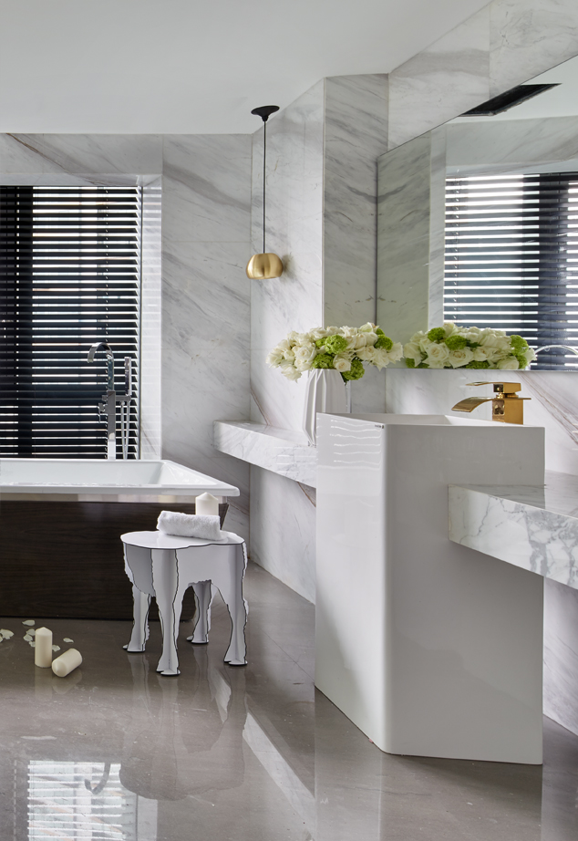 整个卫生间选用白色大理石作为硬装设计，配上精致配饰，简雅又不失时尚感。