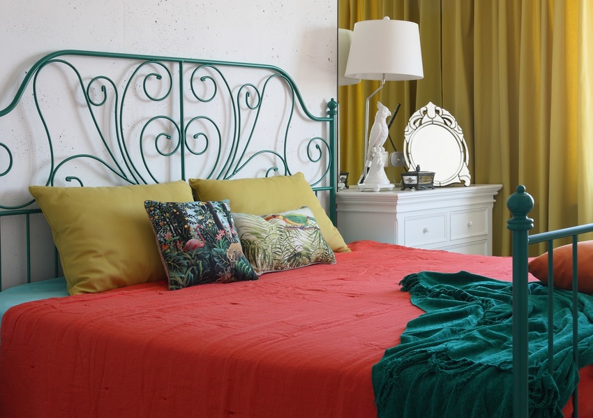 卧室的软装搭配展现了高超的色彩搭配技巧，红与绿不仅不丑，反而更加明快清爽。