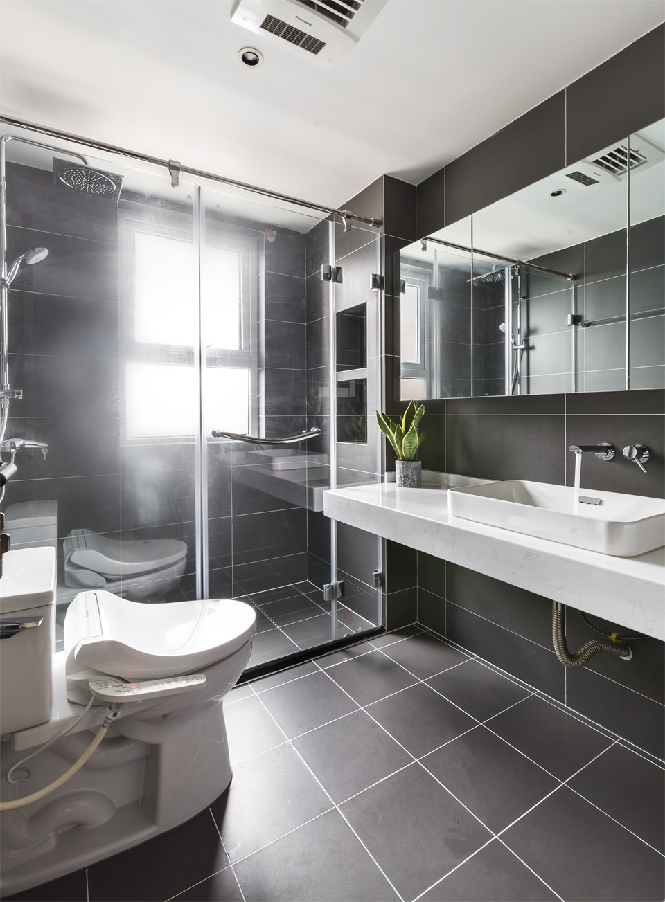 卫浴空间保持干湿分离设计，空间布局规整严谨，一字型白色洗手台视觉效果更加出众，加之明镜衬托，卫浴空间