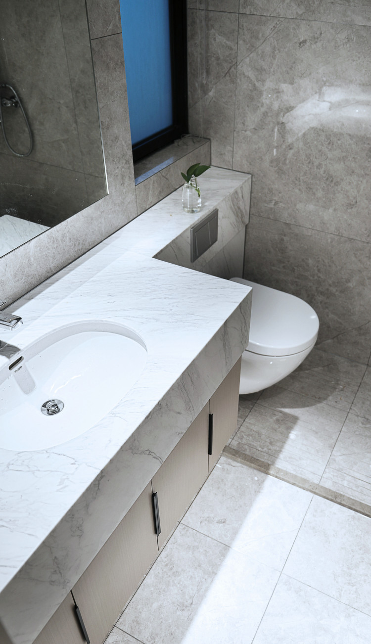 卫浴空间动线设计清晰，悬空式洗手台减少了卫生死角，令视觉效果更加整洁。