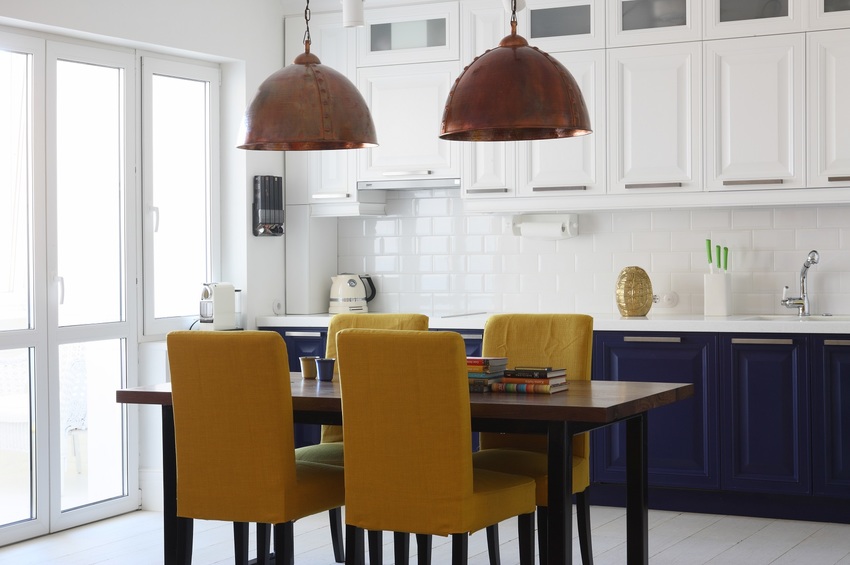 厨餐一体化设计，空间充足采光，蓝白色的橱柜能更好地对光线起到反射作用。