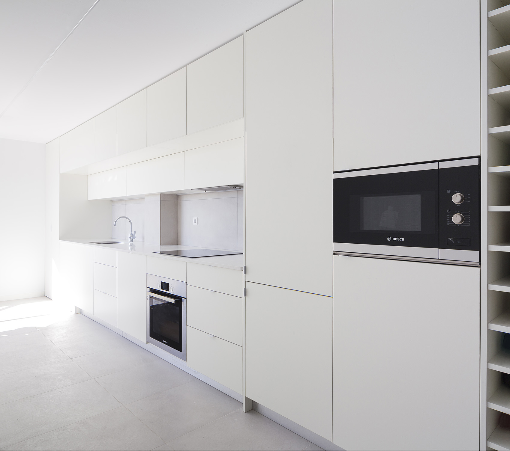 厨房以白色为主，兼具美观与视觉放大效果，让人觉得空间不那么狭窄。