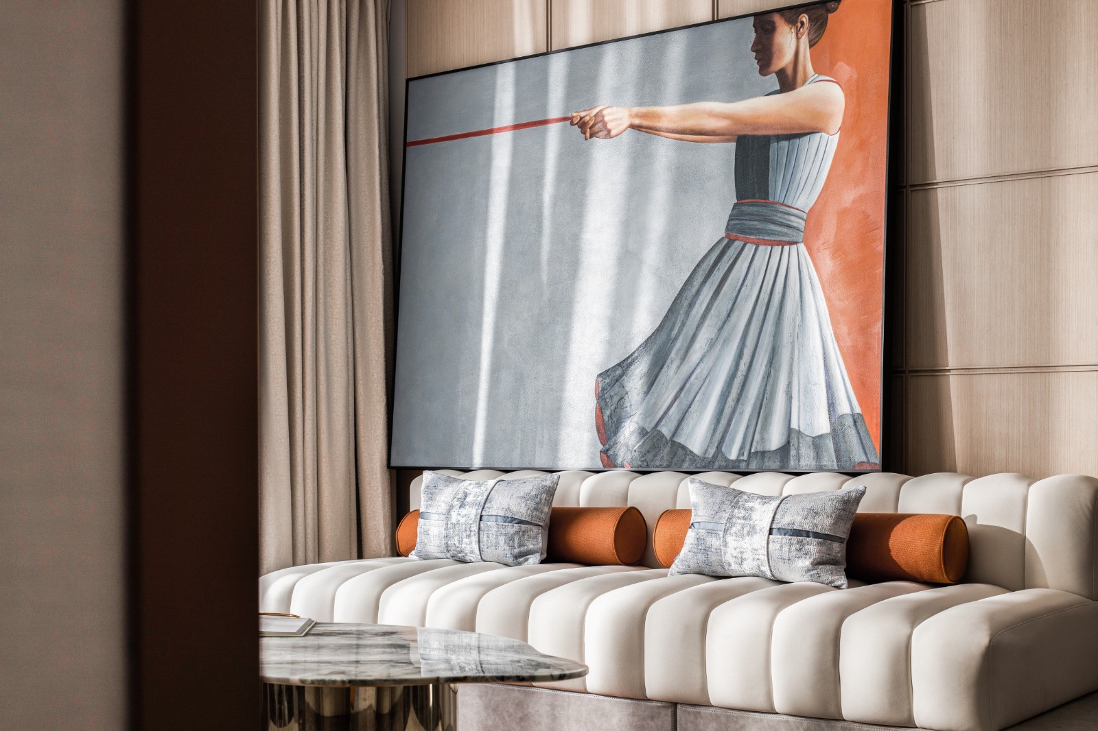客厅空间整体灰色调，丝绒质感沙发体现精致氛围，背景墙加入艺术画设计，带来一个现代优雅的大气空间感。