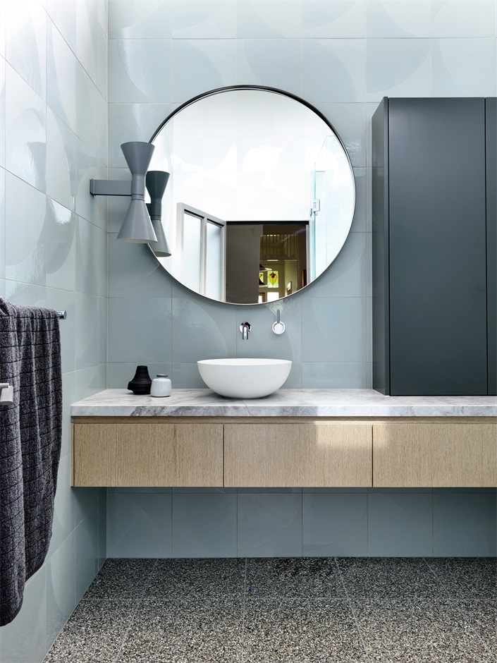卫浴空间简洁大气，以蓝色为主色调，洗手台没有过于花哨的设计，层次分明。