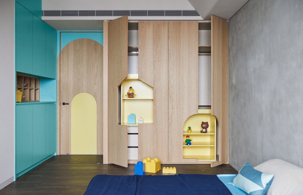 儿童房以简约实用为主，衣柜设计很令业主喜欢，木色与蓝色配色巧妙，提升了空间的童趣感。