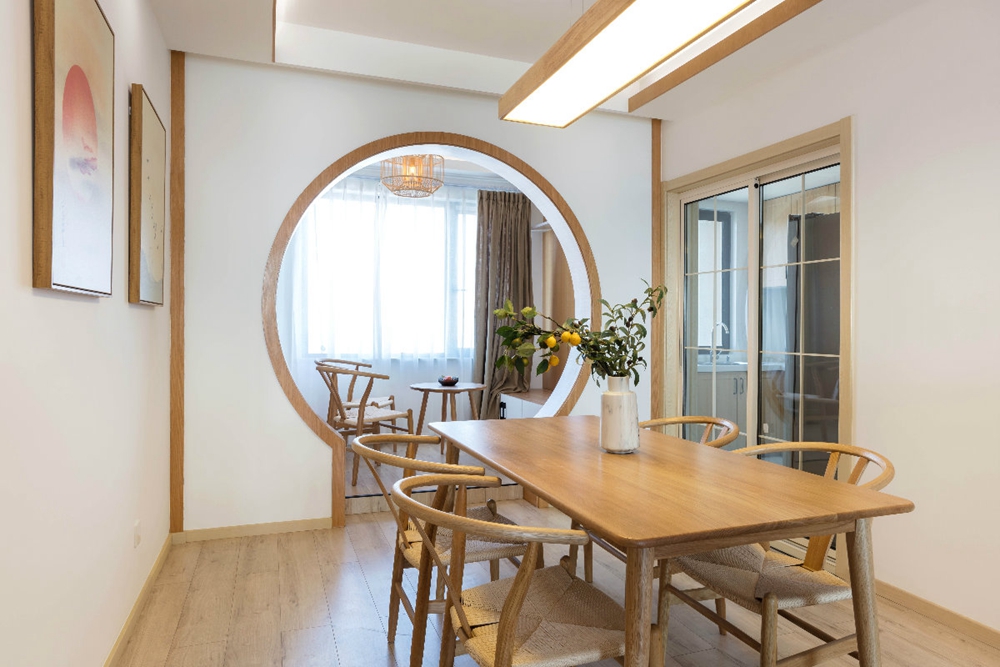 餐厅背景墙以白色为主，点缀木质材料的家具，用餐空间非常恬静悠然。