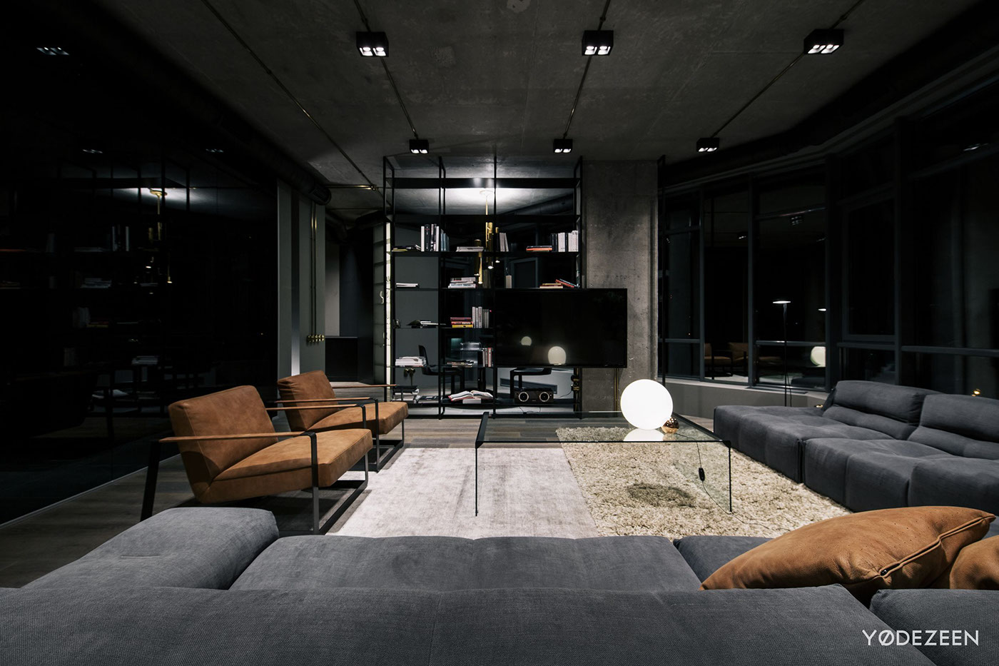 黑色为客厅空间带来了高级质感，橘色元素的点缀展现出设计师前卫的配色理念。