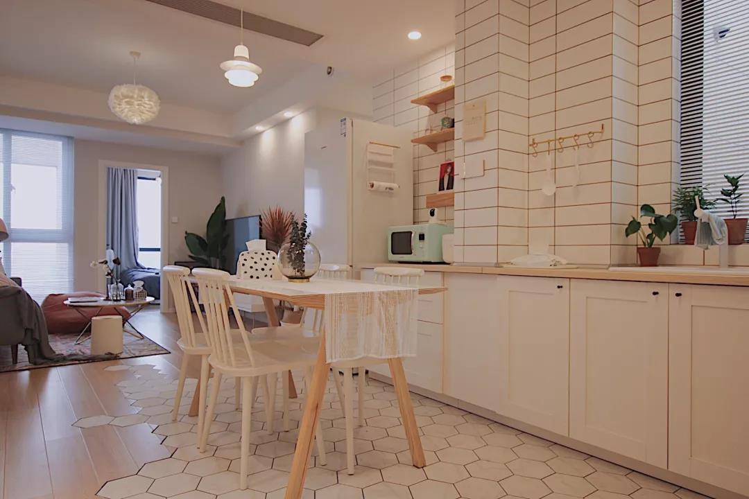 厨房墙面设有搁板，这样设计就不用担心家里的储物空间会不够用了。