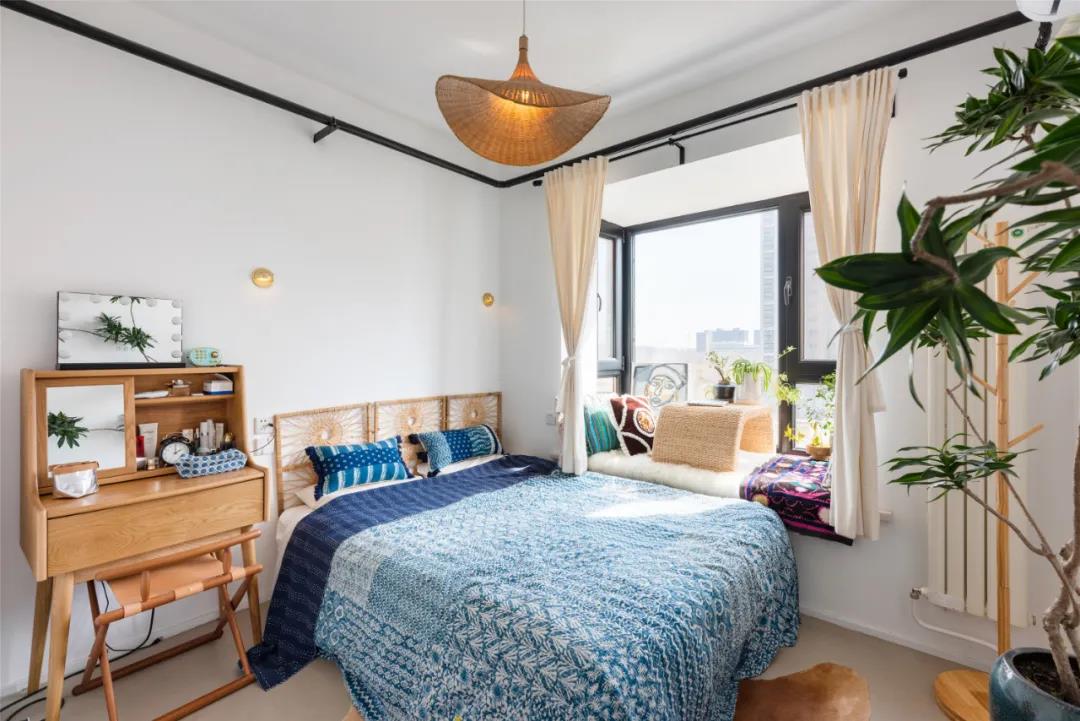 卧室显得大气有质感，加上大面积的蓝色床品，让整个空间十分的明亮通透。