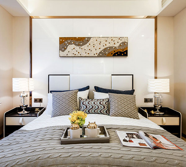 主卧背景墙勾勒出优雅的风格与品位，默默地营造出房间的舒适感。